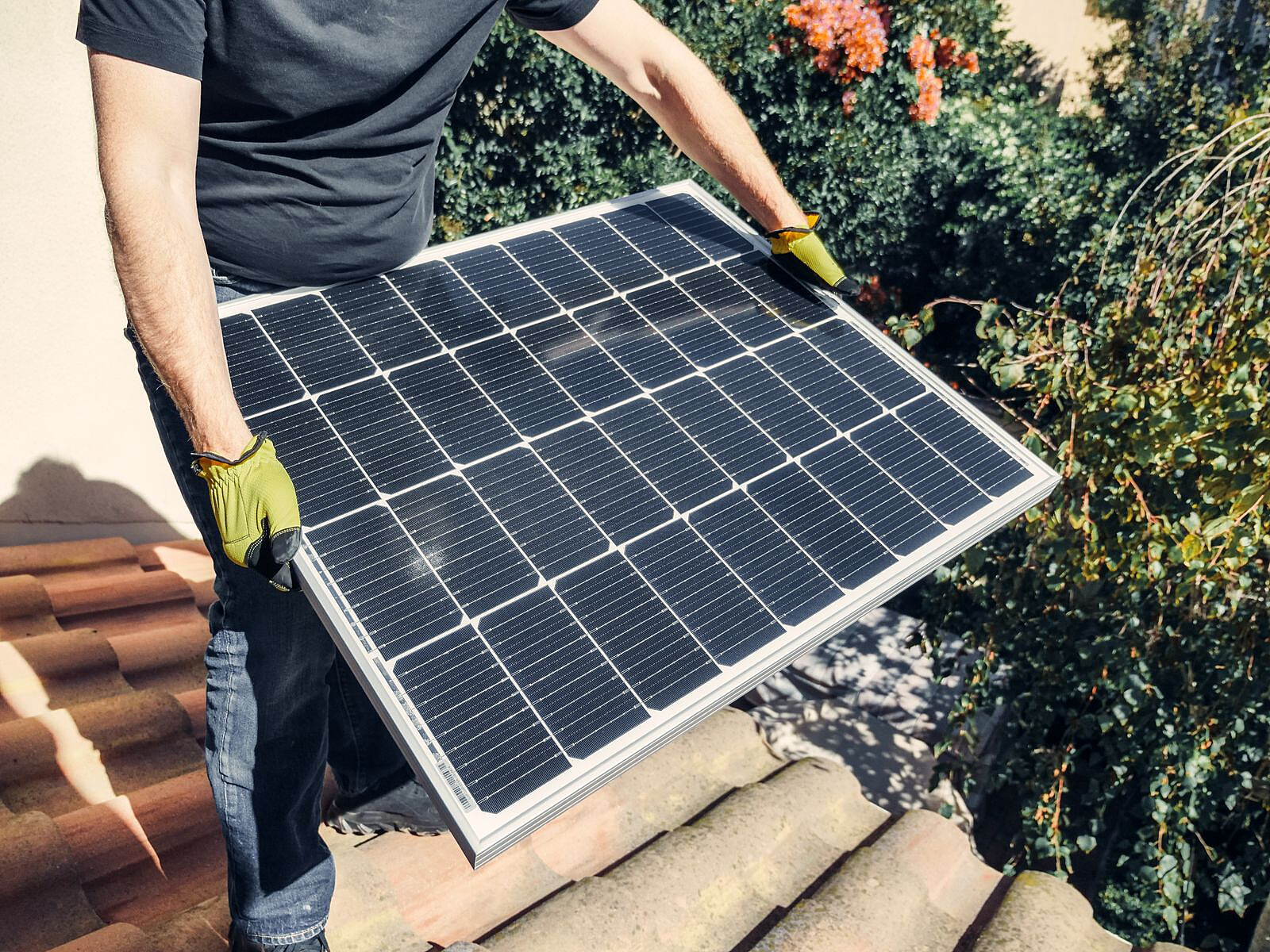 Zonnepanelen op een residentiële woning, netjes geïntegreerd